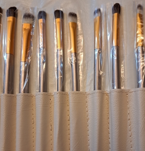 24 Piece Makeup Brushes In A Folding Carrying Case - Picture 7 of 10